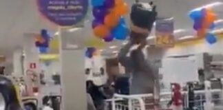 cliente-perde-a-paciencia-e-quebra-tvs-apos-nao-conseguir-trocar-caixa-de-som;-veja-video