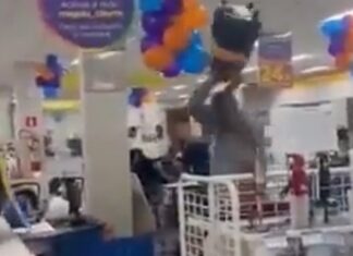 cliente-perde-a-paciencia-e-quebra-tvs-apos-nao-conseguir-trocar-caixa-de-som;-veja-video