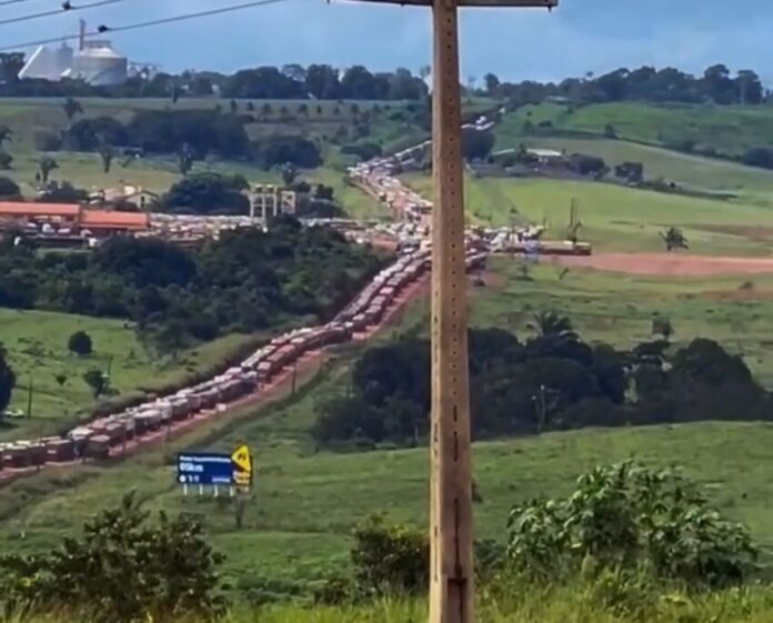 carretas-com-soja-enfrentam-fila-de-25-km-a-caminho-do-porto-de-miritituba carretas-com-soja-enfrentam-fila-de-25-km-a-caminho-do-porto-de-miritituba