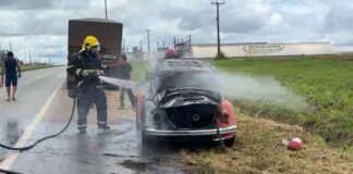 fusca-e-destruido-por-incendio-na-br-163-em-sorriso