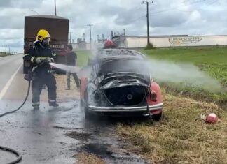fusca-e-destruido-por-incendio-na-br-163-em-sorriso