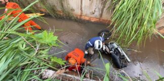 jovem-cai-em-valetao-apos-perder-controle-de-moto-na-mt-242-e-e-resgatado-pelos-bombeiros