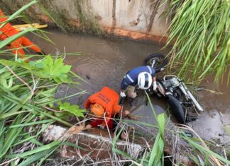 jovem-cai-em-valetao-apos-perder-controle-de-moto-na-mt-242-e-e-resgatado-pelos-bombeiros