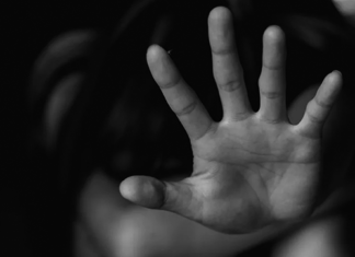 Mãe é presa pela PM por tentar ‘vender’ filhas de 12 e 14 anos por R$ 250 para sexo em Cuiabá mae-e-presa-pela-pm-por-tentar-‘vender’-filhas-de-12-e-14-anos-por-r$-250-para-sexo-em-cuiaba