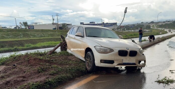 motorista-perde-controle-de-bmw-e-colide-contra-poste-na-br-163-em-sorriso