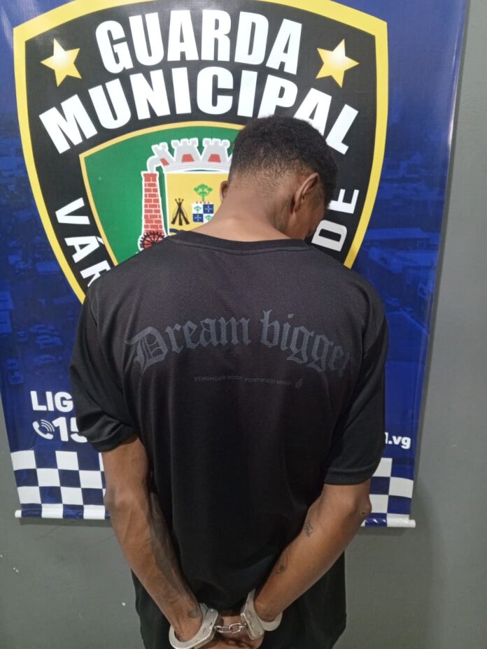 homem-com-passagens-criminais-e-detido-apos-desacatar-e-ameacar-guardas-municipais. homem-com-passagens-criminais-e-detido-apos-desacatar-e-ameacar-guardas-municipais.