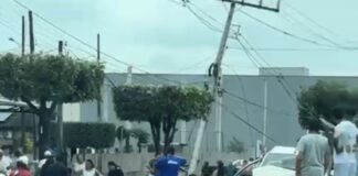 video-mostra-momento-em-que-caminhonete-atinge-postes-e-homem-retira-mulher-ferida-em-sorriso
