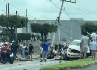 video-mostra-momento-em-que-caminhonete-atinge-postes-e-homem-retira-mulher-ferida-em-sorriso