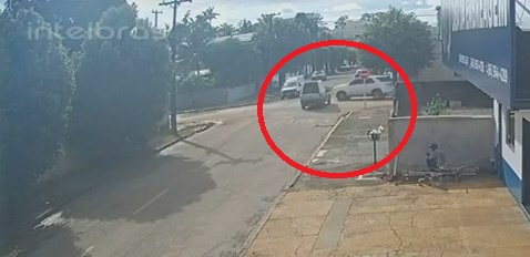 camera-registra-colisao-entre-hilux-sw4-e-fiat-strada-em-cruzamento-de-sorriso camera-registra-colisao-entre-hilux-sw4-e-fiat-strada-em-cruzamento-de-sorriso