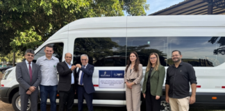 prefeitura-de-sinop-acompanha-entrega-de-van-para-fundacao-livre-para-viver