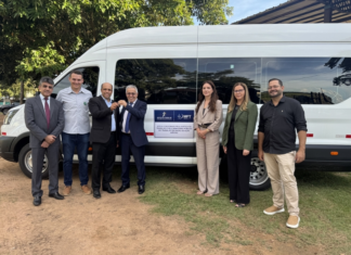 prefeitura-de-sinop-acompanha-entrega-de-van-para-fundacao-livre-para-viver