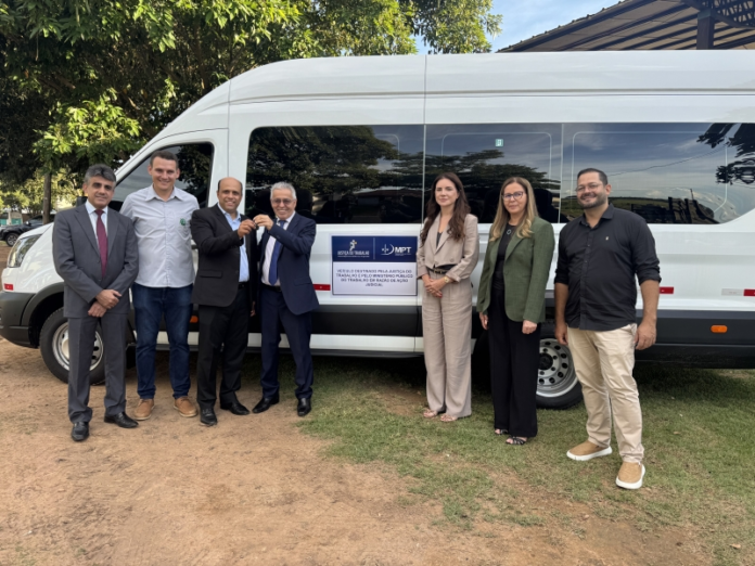 prefeitura-de-sinop-acompanha-entrega-de-van-para-fundacao-livre-para-viver prefeitura-de-sinop-acompanha-entrega-de-van-para-fundacao-livre-para-viver
