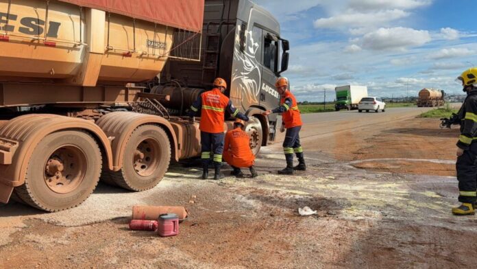 principio-de-incendio-em-carreta-e-controlado-por-motorista-e-bombeiros-em-sorriso