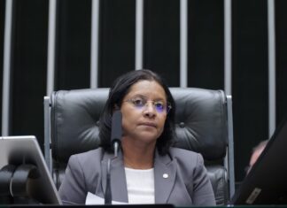 gisela-preside-camara-federal,-relata-e-aprova-pl-que-libera-spray-de-pimenta