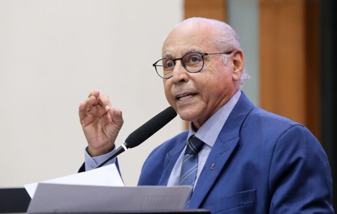 julio-endurece-discurso,-diz-que-uniao-“bancou”-vereadora-e-cobra-permanencia-no-partido julio-endurece-discurso,-diz-que-uniao-“bancou”-vereadora-e-cobra-permanencia-no-partido