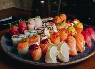 homem-invade-restaurante-japones-em-sorriso,-se-arrepende-e-chama-a-policia-para-se-entregar