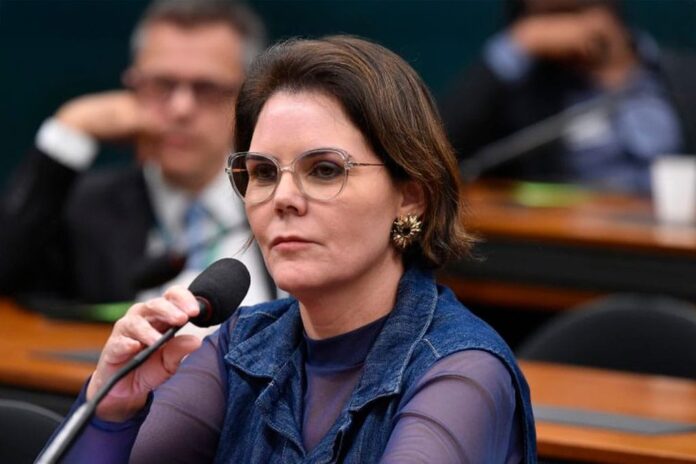 coronel-fernanda-pede-cautela-e-critica-proposta-de-fim-da-escala-6×1-na-camara-federal coronel-fernanda-pede-cautela-e-critica-proposta-de-fim-da-escala-6×1-na-camara-federal