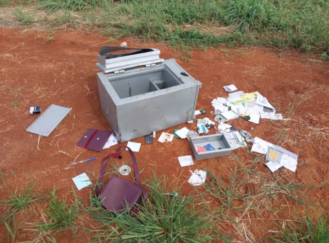 cofre-arrombado-e-encontrado-com-documentos-e-cheques-em-terreno-baldio-em-lucas-do-rio-verde cofre-arrombado-e-encontrado-com-documentos-e-cheques-em-terreno-baldio-em-lucas-do-rio-verde