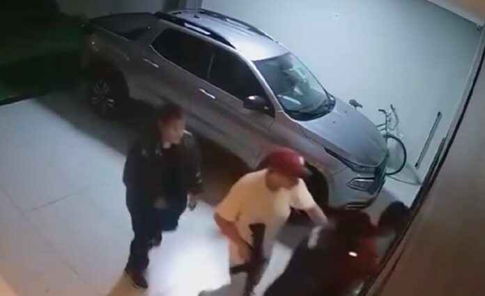 bando-faz-familia-refem,-foge-da-policia-e-dois-criminosos-acabam-baleados-em-mt bando-faz-familia-refem,-foge-da-policia-e-dois-criminosos-acabam-baleados-em-mt