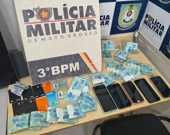 golpistas-sao-presos-com-r$-16,7-mil-em-dinheiro-em-caixa-eletronico-de-farmacia-na-capital golpistas-sao-presos-com-r$-16,7-mil-em-dinheiro-em-caixa-eletronico-de-farmacia-na-capital
