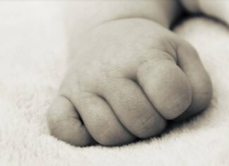 Bebê de 2 meses chega morto a UBS com sinais de violência; pais são levados à delegacia bebe-de-2-meses-chega-morto-a-ubs-com-sinais-de-violencia;-pais-sao-levados-a-delegacia