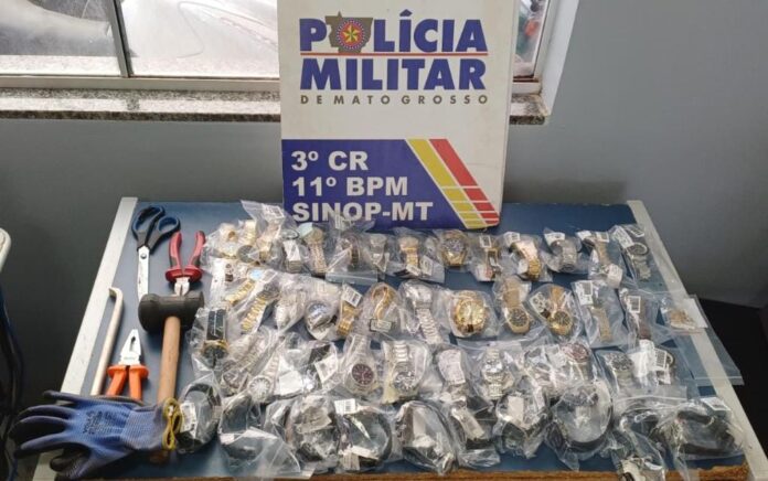 policia-militar-prende-suspeito-de-furtar-49-relogios-e-cinco-correntes-de-ouro-em-shopping policia-militar-prende-suspeito-de-furtar-49-relogios-e-cinco-correntes-de-ouro-em-shopping