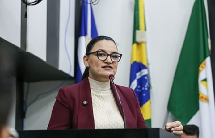 samantha-diz-que-seguira-decisao-de-abilio-e-declara-apoio-a-dilemario-alencar samantha-diz-que-seguira-decisao-de-abilio-e-declara-apoio-a-dilemario-alencar