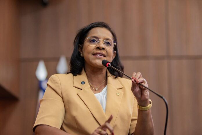 gisela-cobra-ataques-contra-mulheres-na-politica-e-lembra-que-‘direitos-nao-foram-concessoes’ gisela-cobra-ataques-contra-mulheres-na-politica-e-lembra-que-‘direitos-nao-foram-concessoes’