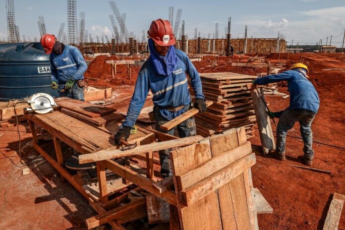 mt-gera-4,7-mil-empregos-formais-no-mes-de-fevereiro-de-2026;-setor-de-servicos-lidera