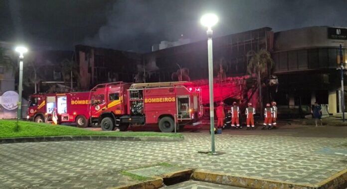 incendio-de-grandes-proporcoes-destroi-ditado-popular-em-sinop incendio-de-grandes-proporcoes-destroi-ditado-popular-em-sinop