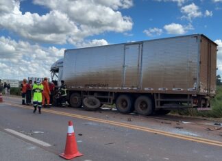 colisao-entre-caminhoes-deixa-vitimas-presas-as-ferragens-na-br-163-em-sorriso