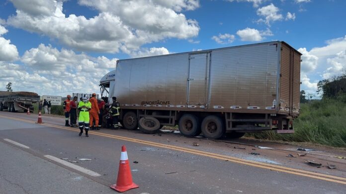 colisao-entre-caminhoes-deixa-vitimas-presas-as-ferragens-na-br-163-em-sorriso