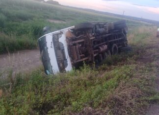 Caminhão tomba após colisão traseira na BR-163 entre Lucas-Sorriso; ninguém fica ferido caminhao-tomba-apos-colisao-traseira-na-br-163-entre-lucas-sorriso;-ninguem-fica-ferido