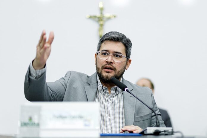 abilio-nomeia-fellipe-correa-como-secretario-apos-retorno-de-chico-2000-a-camara-de-cuiaba abilio-nomeia-fellipe-correa-como-secretario-apos-retorno-de-chico-2000-a-camara-de-cuiaba