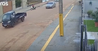 video-mostra-execucao-de-motociclista-por-ocupantes-de-fiat-palio-a-luz-do-dia