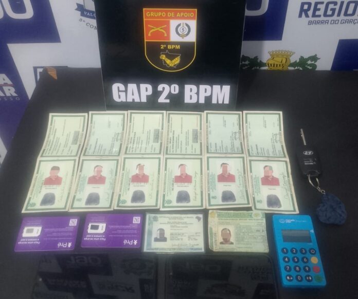 homem-e-preso-pela-pm-com-documentos-falsos-durante-abordagem-em-rodovia homem-e-preso-pela-pm-com-documentos-falsos-durante-abordagem-em-rodovia