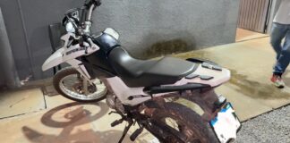 homem-e-preso-em-sorriso-com-motocicleta-furtada-de-lucas-do-rio-verde