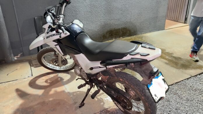 homem-e-preso-em-sorriso-com-motocicleta-furtada-de-lucas-do-rio-verde