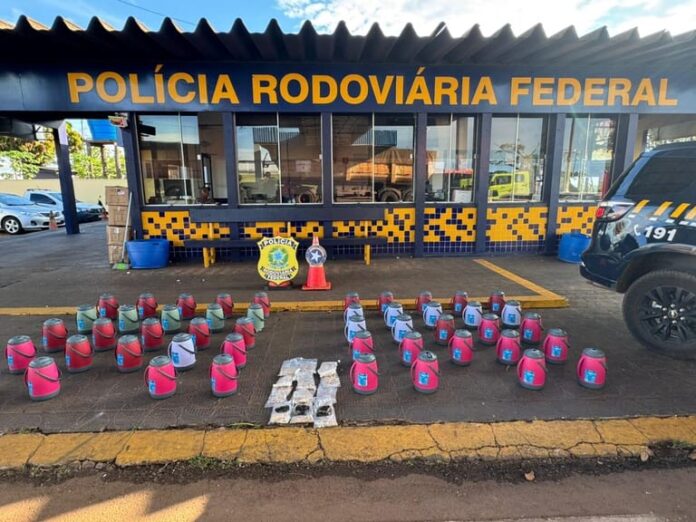 prf-apreende-medicamentos-e-drogas-em-compartimento-de-carga-de-caminhao-na-br-163