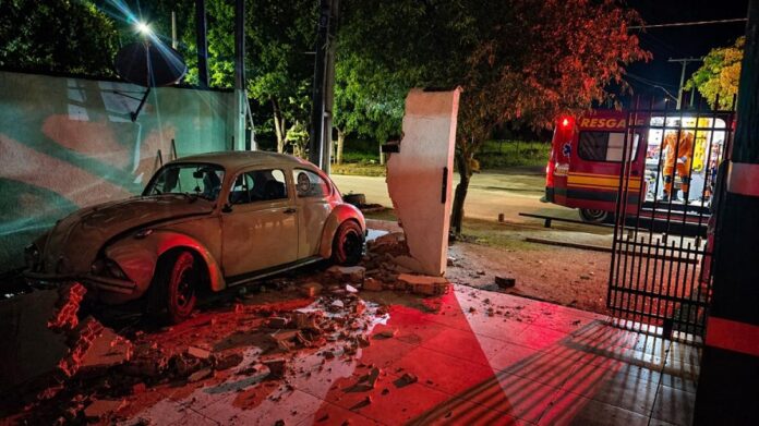 falha-nos-freios-faz-fusca-perder-controle-e-invadir-residencia-em-alta-floresta falha-nos-freios-faz-fusca-perder-controle-e-invadir-residencia-em-alta-floresta