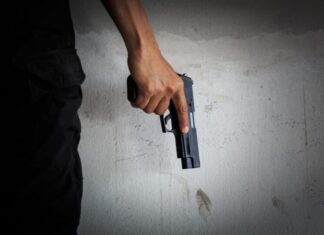 Dupla em moto executa jovem a tiros em frente a bar no interior de MT dupla-em-moto-executa-jovem-a-tiros-em-frente-a-bar-no-interior-de-mt