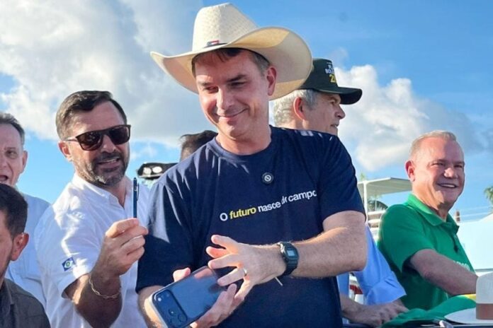 em-sinop,-flavio-bolsonaro-garante-apoio-a-wf-e-medeiros,-e-abre-palanque-a-presidencia em-sinop,-flavio-bolsonaro-garante-apoio-a-wf-e-medeiros,-e-abre-palanque-a-presidencia