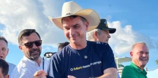 flavio-bolsonaro-promete-destravar-ferrograo-e-adota-discurso-pro-agronegocio-em-evento-em-sinop