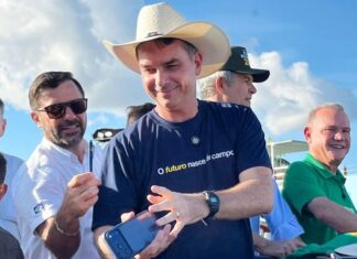Flávio Bolsonaro promete destravar Ferrogrão e adota discurso pró-agronegócio em evento em Sinop flavio-bolsonaro-promete-destravar-ferrograo-e-adota-discurso-pro-agronegocio-em-evento-em-sinop
