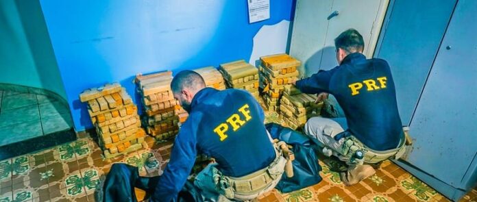 prf-flagra-jeep-com-340-tabletes-de-maconha-e-prende-tres-traficantes-em-rodovia-de-mt