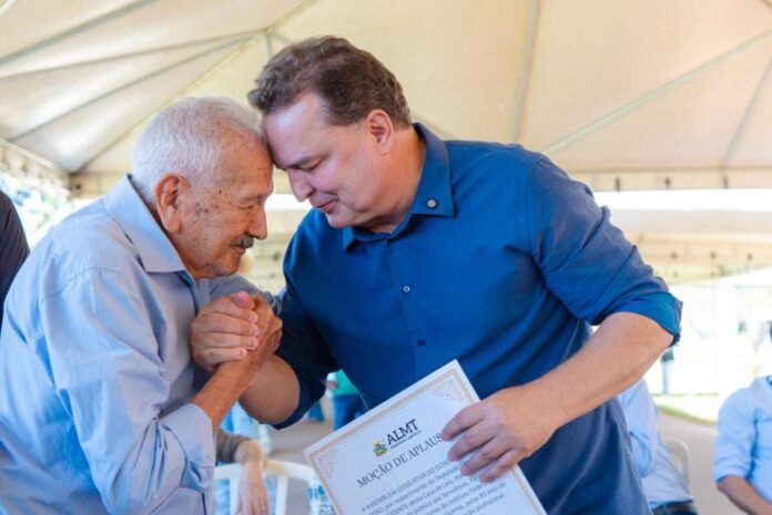 max-emociona-ao-homenagear-ex-aluno-de-96-anos-na-celebracao-de-aniversario-do-ifmt max-emociona-ao-homenagear-ex-aluno-de-96-anos-na-celebracao-de-aniversario-do-ifmt