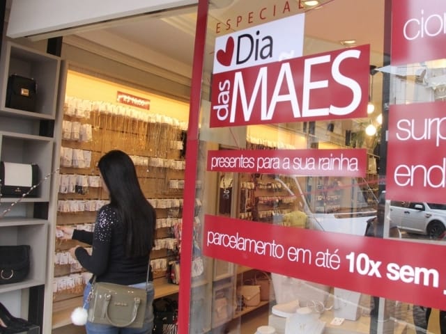 dia-das-maes-deve-injetar-r$-731-milhoes-na-economia-de-mt;-perfumes-e-roupas-lideram dia-das-maes-deve-injetar-r$-731-milhoes-na-economia-de-mt;-perfumes-e-roupas-lideram