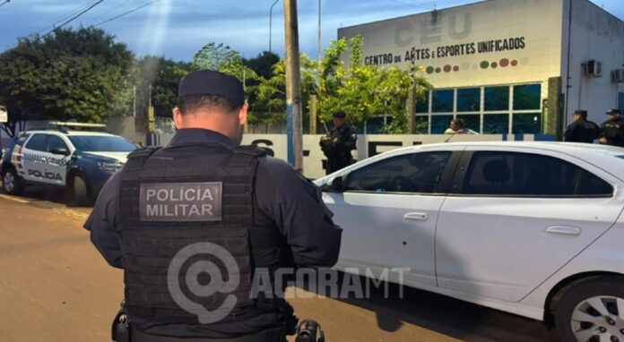 carro-e-alvo-de-pelo-menos-10-tiros-em-frente-a-escola;-motorista-escapou-por-segundos-em-mt carro-e-alvo-de-pelo-menos-10-tiros-em-frente-a-escola;-motorista-escapou-por-segundos-em-mt