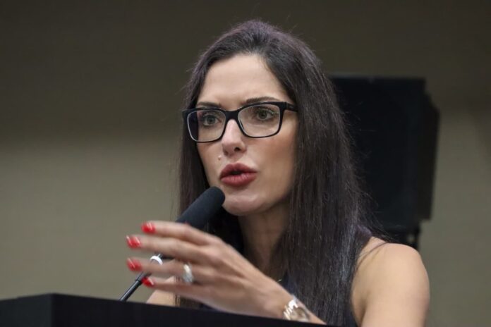 janaina-confirma-encontro-com-flavio-bolsonaro-e-fala-em-articulacao-para-2026-em-mt