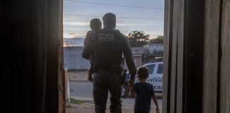 criancas-de-2-e-4-anos-sao-resgatadas-sozinhas-dentro-de-casa-pela-pm-em-sorriso